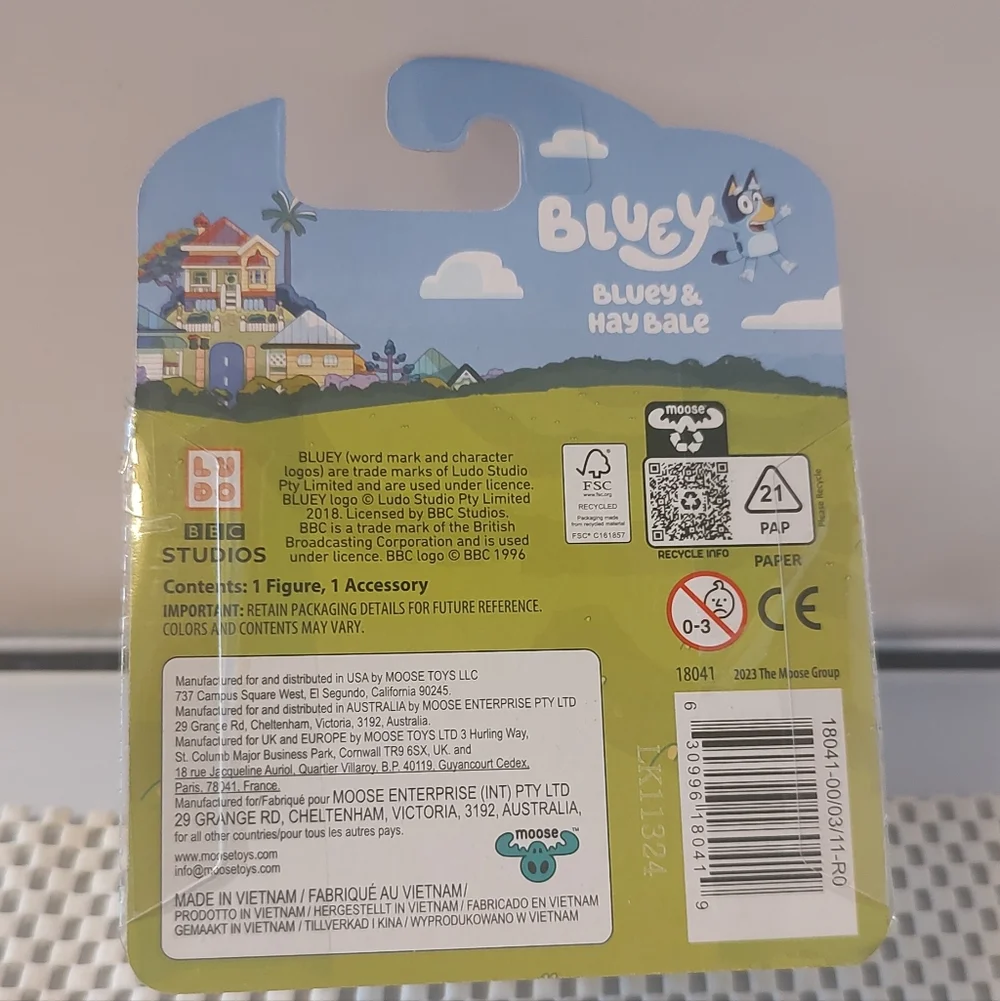 Bluey Cartoon Bluey & Hay Bale Figure NWT